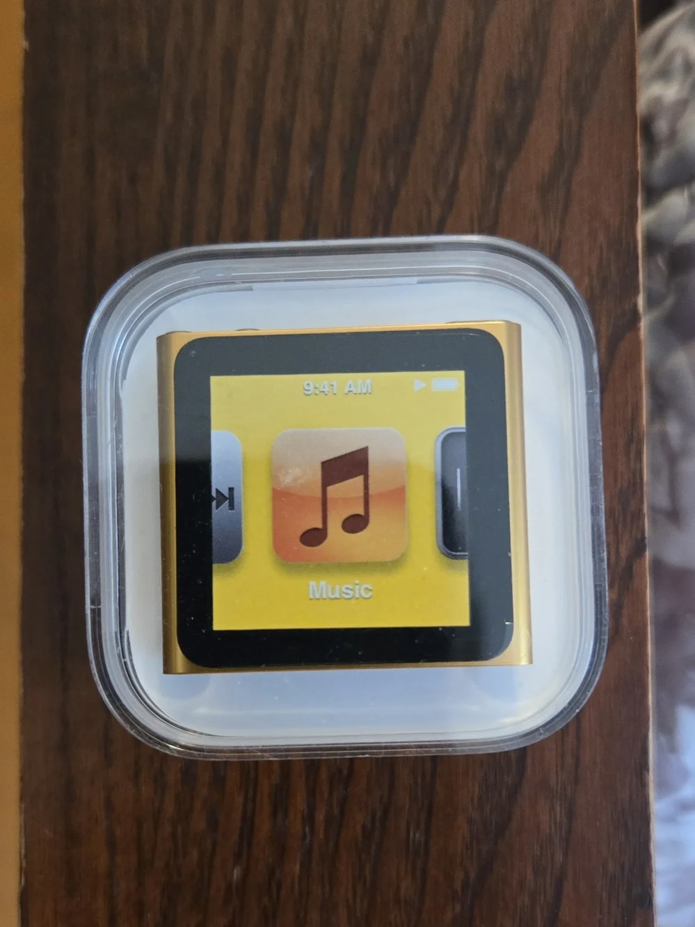 Apple iPod nano - Gold with Black Face